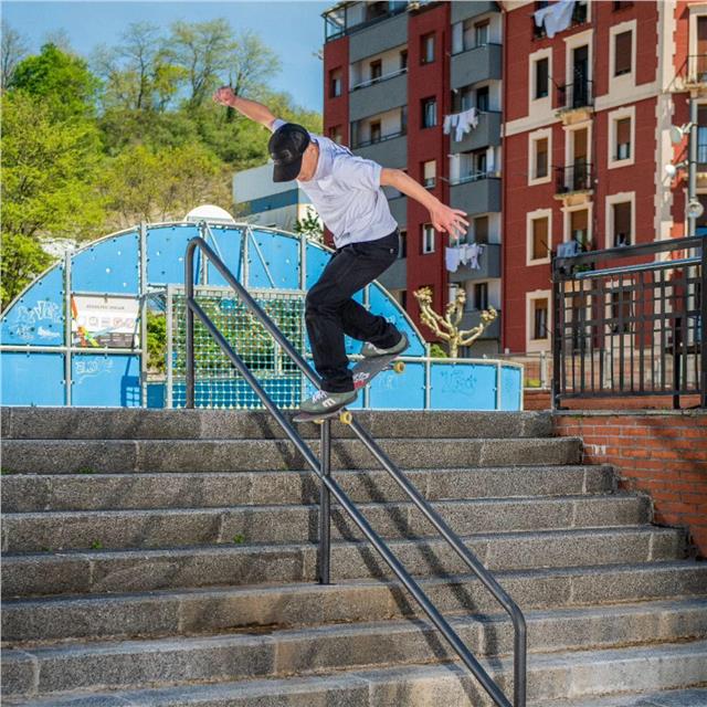 📸 @liam_lefranc in action! 🛹✨
Another day, another impressive stunt! Check out Liam Lefranc pulling off an incredible trick on this rail. Talent and passion are evident in every move. 

📸 : @pal_photo
Follow us at @mundakaoptic for more awesome skateboarding content!

#skatelife #urbanskating #trickoftheday